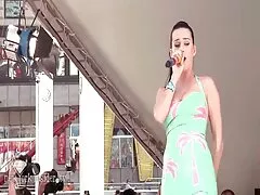 Σούπερ χαριτωμένη Lilly Bell καβαλάει κόκορας τέρας