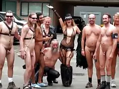 Η μικροσκοπική ασιάτισσα χαριτωμένη Άρια θρυμματίζεται το κουλούρι της