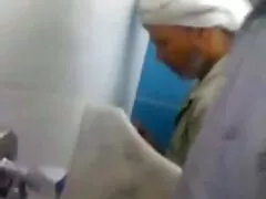 Η μεστή σύζυγος μαγειρεύει μπριζόλα και τρώει κόκορα