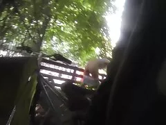 Ο σωματοφύλακας και η σύζυγος με πρόσωπο κρύβονται από τον άντρα