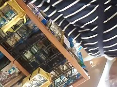 Η μαμά φυσάει το BF της κόρης ενώ σπουδάζει!