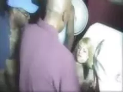 Η Έλα Χιουζ απολαμβάνει να κυριαρχείται από έναν πλούσιο άνδρα