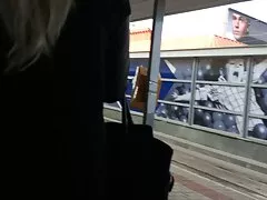 Η Ξανθιά Κένζι Μάντισον τρυπιέται στον καναπέ