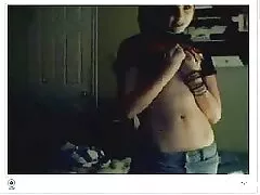 TUSHYRAW Η μικροκαμωμένη ξανθιά Leah Lee δεν αγαπά τίποτα περισσότερο από το να χαζεύει στο PornHD