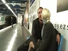 Ο άστεγος Homie χτυπά λεσβία στον κώλο;!